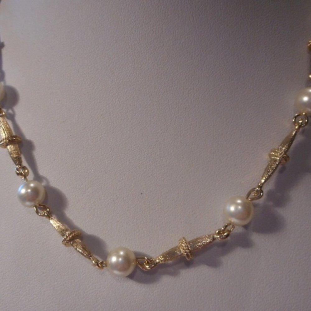 "Vintage Faux Pearl Gold Tone Choker Necklace 16.5"" "